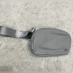 NWT lululemon everywhere belt bag silver drop white wordmark extended strap,gray